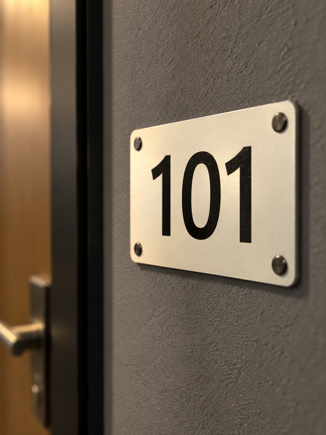 Zimmernummer neben Hoteltür